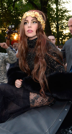 hb-ladygagalongbrownhair-de.jpg