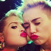 Kelly Osbourne and Miley Cyrus do matching pink pouts & quiffs