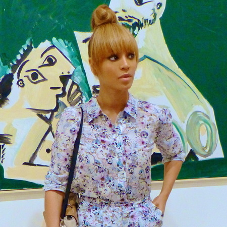 Beyoncé shows off toned pins in floral two-piece