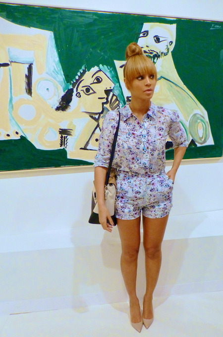 Beyoncé shows off toned pins in floral two-piece