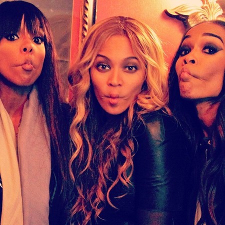 Beyonce, Kelly and michelle posing