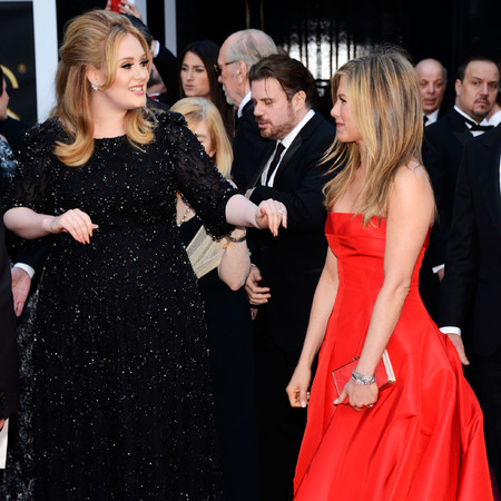 Adele speaks to Jennifer Aniston at the Oscars