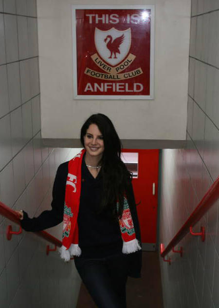 lana-del-rey-anfield-football_2.jpg