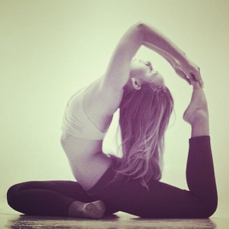 Rosie Huntington-Whiteley strikes difficult yoga pose
