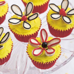 Almond daisy cupcakes with lemon buttercream