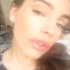 Kelly Brook applies New Look lipgloss on Keek