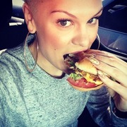 Jessie J eats a burger