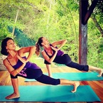 Gisele Bündchen does yoga on holiday