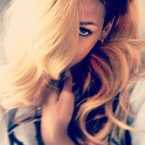 Rihanna shows off new long blonde hair