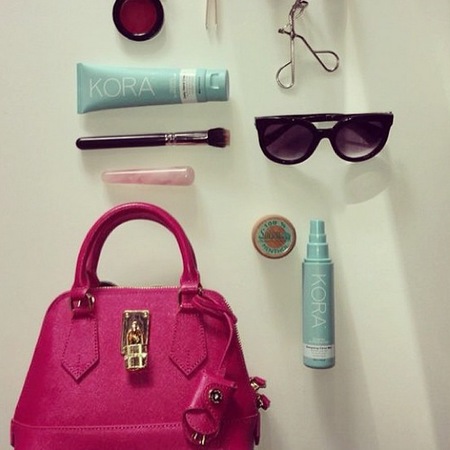 Miranda Kerr empties hot pink handbag
