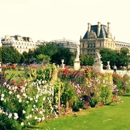 Karlie Kloss shows us Tuileries Garden in Paris