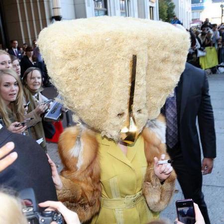 http://i6.cdnds.net/13/43/450x450/lady-gaga-hat-mask-crazy-outfit-handbag.jpg