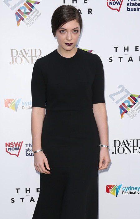 Lorde wears gothic trend and berry lipstick - celebrity fashion - red carpet- berry lipstick - beauty news - handbag.com
