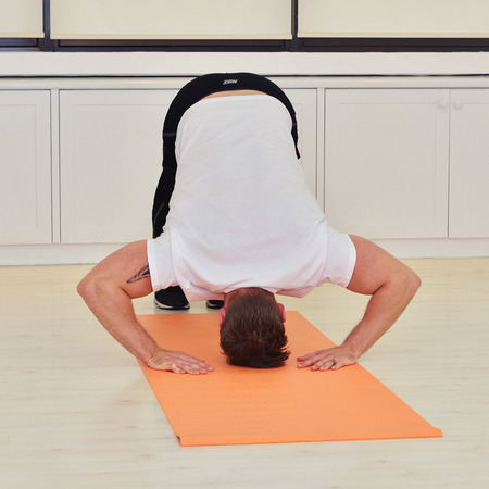 How to exercise at home thanks to Jessie Pavelka - Half headstand into push up - gym bag - handbag