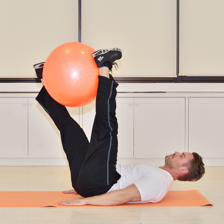 How to exercise at home thanks to Jessie Pavelka - Swiss ball rotation - gym bag - handbag
