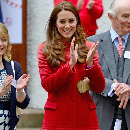 kate middleton-red coat-jonathan saunders-tour of scotland-handbag.com