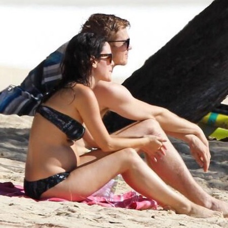 rachel bilson - pregnant on beach in barbados - celebs who are expecting baby - baby news - baby bag - handbag.com